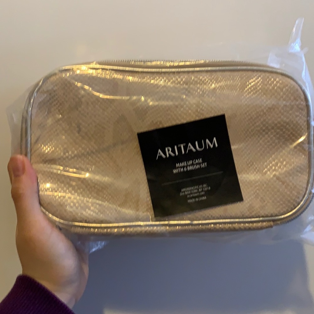 ARITAUM makeup bag with 6 brush set